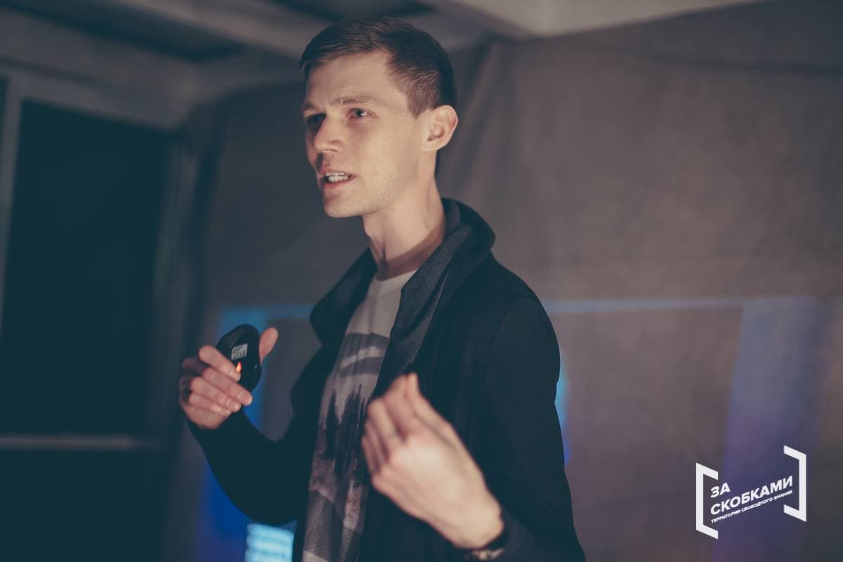 Alex Lindholm speaking during an educational session